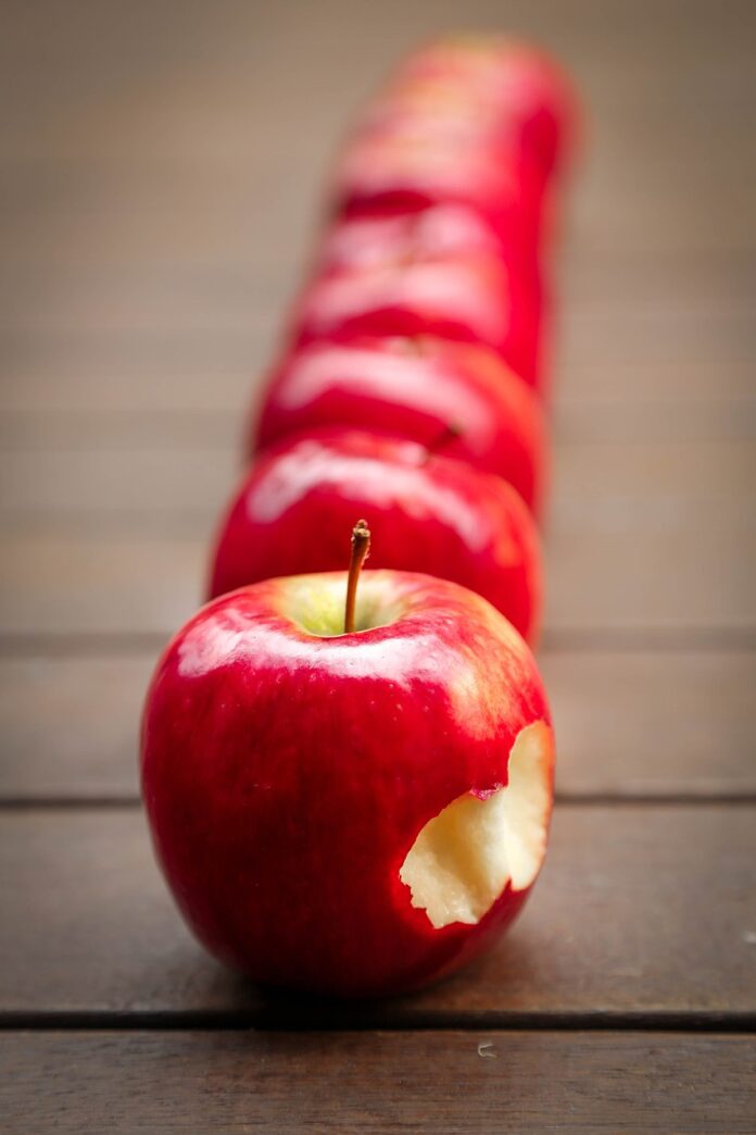 red-apples-line