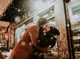 man-kissing-a-woman-under-the-snow