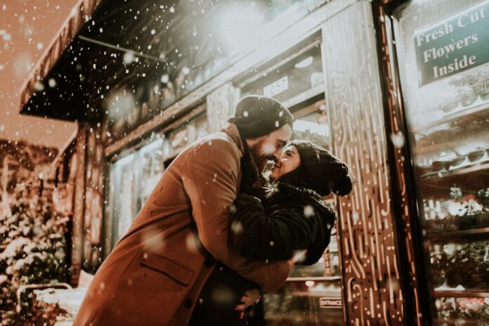 man-kissing-a-woman-under-the-snow