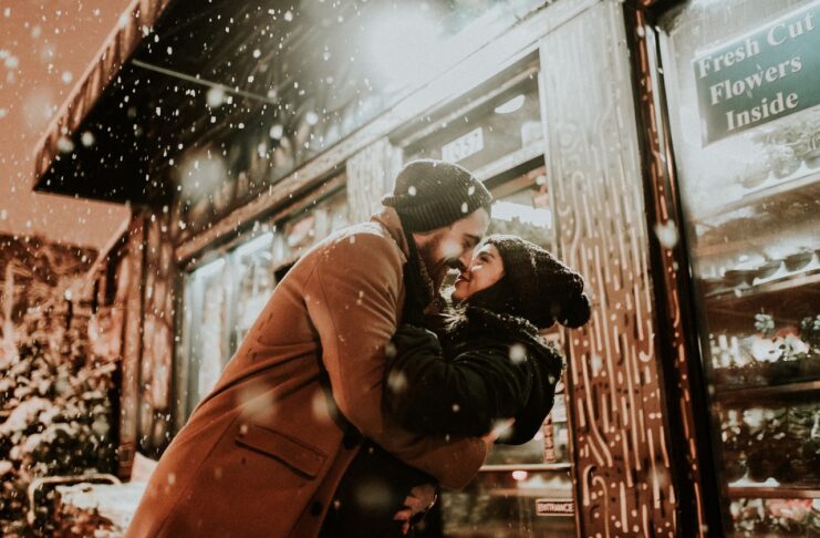 man-kissing-a-woman-under-the-snow
