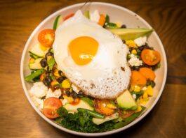 meal-salad-with-an-egg-and-tomats