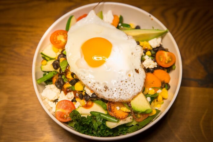 meal-salad-with-an-egg-and-tomats