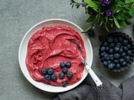 smoothie-in-a-bowl-with-berries