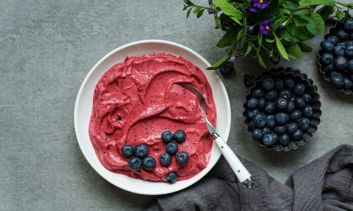 smoothie-in-a-bowl-with-berries