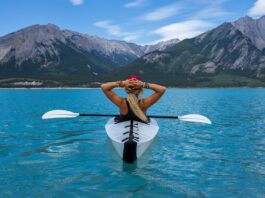 kayaking-woman-next-to-the-moutain
