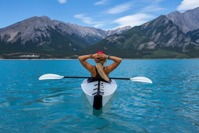 kayaking-woman-next-to-the-moutain