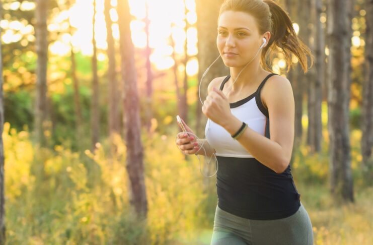 woman-exercising-in-the-dawn